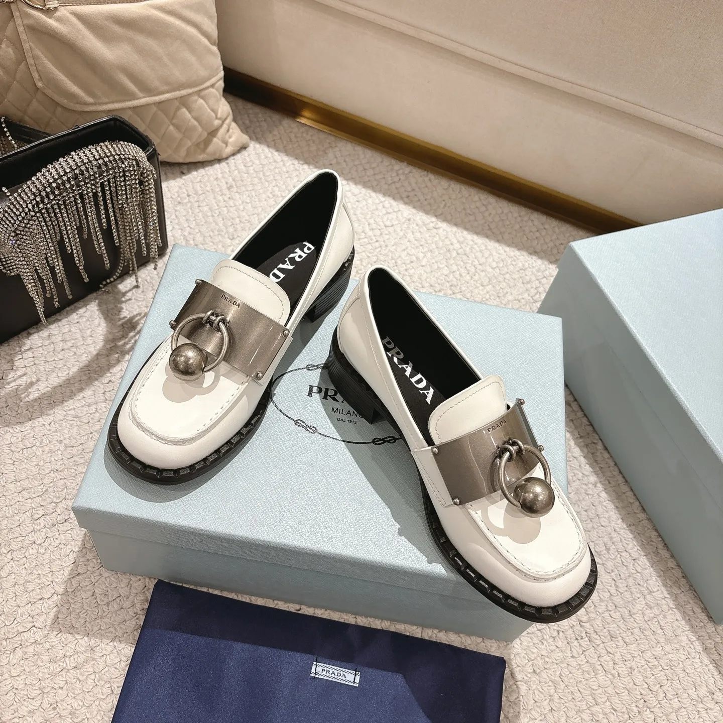 👟👟Ex-factory price 600👟👟 Prad✅Certified𝟐𝟎𝟐5𝙨𝙨 Early Spring Prada💯 #陈昊宇 Same style, many celebrity internet celebrities have the same style/medium-heeled British loafers, the metal buckle design adds a sense of sophistication, the overall shape is full of aura, and the British style small leather shoes are casual and high-end. Chen Haoyu’s same style/Prada25ss loafers! Fabric: Imported open edge beads Lining: Imported sheepskin Insole: Imported cowhide Women's model: Standard code 35-41 (customized at 40.41).  Color: black. light brown. white #陈昊宇 Same style Prada loafers # Temperament wear